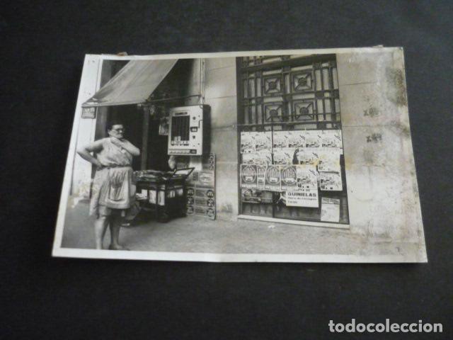 Fotografia antiga: VALENCIA KIOSCO DE PRENSA DE AMPARO MONTA&Ntilde;ANA ANTIGUA FOTOGRAFIA ORIGINAL 13 X 18 CM