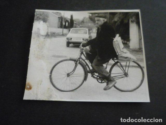 Antique Photography: POZUELO DE ALARCON Y ARAVACA MADRID REPARTIDOR DE PERIODICOS ANTIGUA FOTOGRAFIA ORIGINAL 12 X 14 CM
