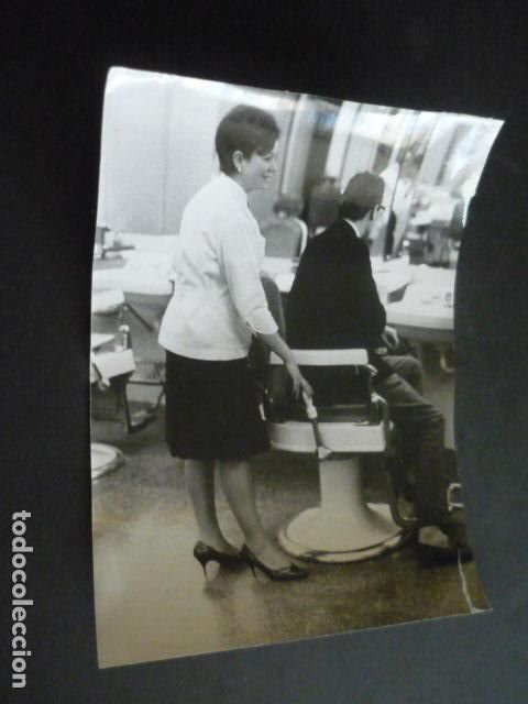 Alte Fotografie: MADRID PELUQUERIA DE CABALLEROS EN LA PLAZA MAYOR ANTIGUA FOTOGRAFIA ORIGINAL 18 X 24 CM