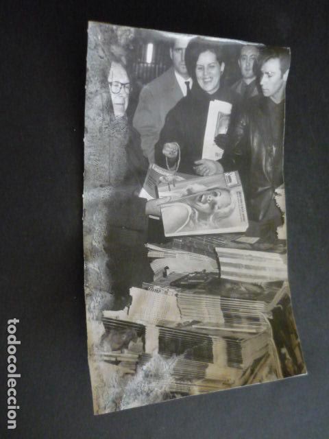 Fotograf&iacute;a antigua: VENDEDORA DE PERIODICOS ANTIGUA FOTOGRAFIA ORIGINAL 15 X 23 CM
