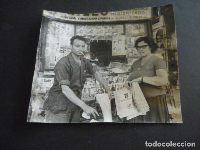 Fotografia antiga: MADRID KIOSCO DE PRENSA DE FRANCISCMO MONTOYA ANTIGUA FOTOGRAFIA ORIGINAL 20 X 17 CM