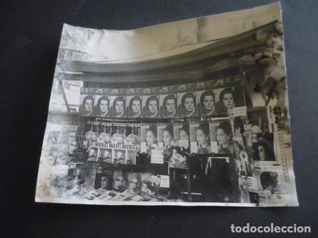 Fotograf&iacute;a antigua: MADRID PUESTO DE PERIODICOS ANTIGUA FOTOGRAFIA ORIGINAL 18 X 24 CM