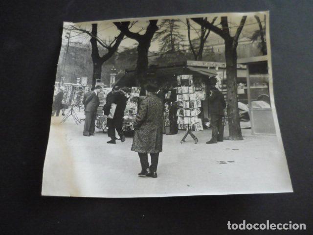 Alte Fotografie: MADRID PLAZA DE CIBELES KIOSCO DE PRENSA ANTIGUA FOTOGRAFIA ORIGINAL 18 X 23 CM
