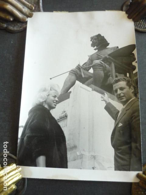 Fotografia antiga: MADRID DIANA DORS ACTRIZ CON ALFREDO KRAUS ANTIGUA FOTOGRAFIA ORIGINAL 18 X 13 CM