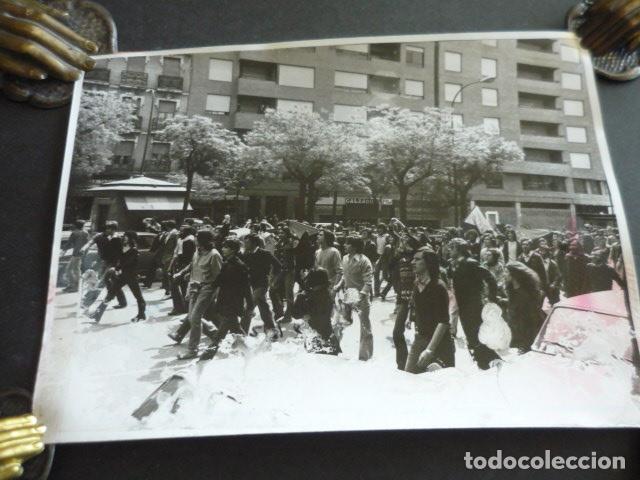 Fotografia antica: MADRID MANIFESTACION 1&ordm; MAYO 1977 ANTIGUA FOTOGRAFIA ORIGINAL 18 X 24 CM