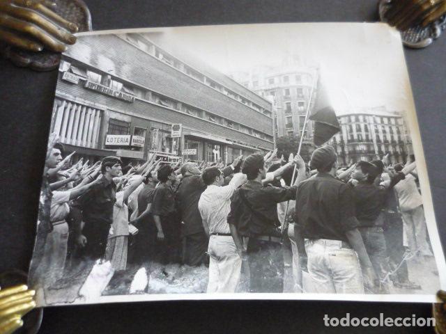 Alte Fotografie: MADRID FUERZA NUEVA FALANGE INAUGURACION LOCAL TRIBUNAL 1979 ANTIGUA FOTOGRAFIA ORIGINAL 18 X 22 CM