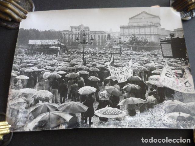 Fotografia antiga: MADRID PLAZA DE ORIENTE MANIFESTACION 2&ordm; ANIVERSARIO MUERTE FRANCO FOTOGRAFIA ORIGINAL 18 X 24 CM