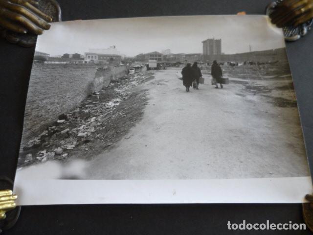Fotograf&iacute;a antigua: MADRID POBLADO CHABOLISTA DE QUINQUIS ANTIGUA FOTOGRAFIA ORIGINAL 18 X 24 CM