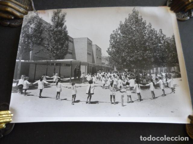 Alte Fotografie: MORATALAZ MADRID GRUPO ESCOLAR REGIMIENTO INMEMORIAL DEL REY ANTIGUA FOTOGRAFIA ORIGINAL 18 X 24 CM