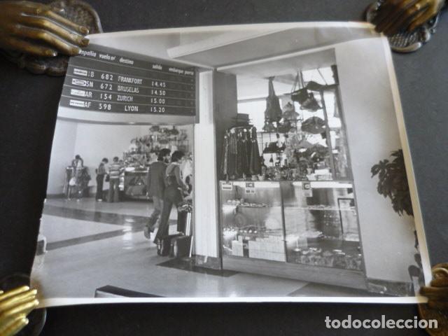 Fotografia antiga: MADRID TIENDA EN EL AEROPUERTO DE BARAJAS ANTIGUA FOTOGRAFIA ORIGINAL 18 X 24 CM