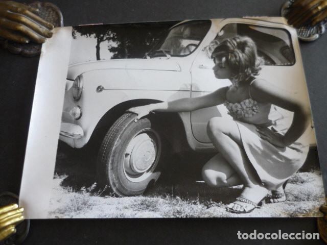 Fotografia antiga: FIORELLA FALTOYANO ACTRIZ CON SEAT 600 ANTIGUA FOTOGRAFIA ORIGINAL 18 X 24 CM