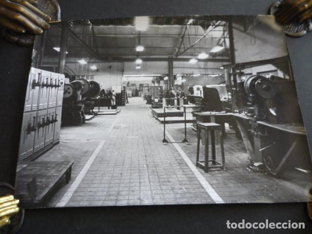 Fotografia antiga: MADRID TALLERES ISOLUX ANTIGUA FOTOGRAFIA ORIGINAL 18 X 24 CM