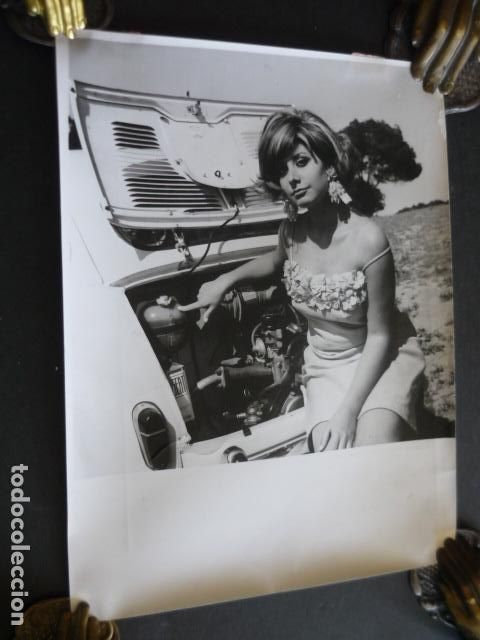 Fotografia antiga: FIORELLA FALTOYANO ACTRIZ CON SEAT 600 ANTIGUA FOTOGRAFIA ORIGINAL 18 X 24 CM