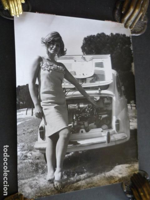 Fotografia antiga: FIORELLA FALTOYANO ACTRIZ CON SEAT 600 ANTIGUA FOTOGRAFIA ORIGINAL 18 X 24 CM