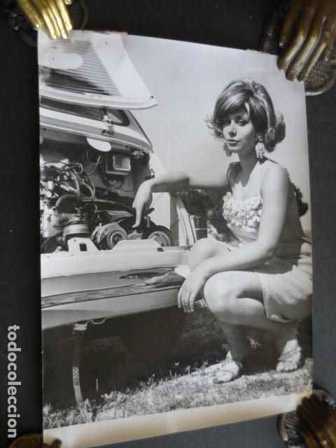 Fotografia antiga: FIORELLA FALTOYANO ACTRIZ CON SEAT 600 ANTIGUA FOTOGRAFIA ORIGINAL 18 X 24 CM