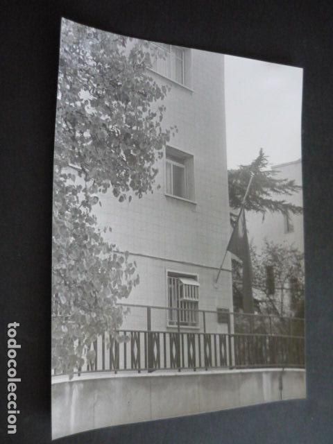 Alte Fotografie: MADRID FACHADA EMBAJADA SOVIETICA BANDERA A MEDIA ASTA ANTIGUA FOTOGRAFIA ORIGINAL 24 X 18 CM