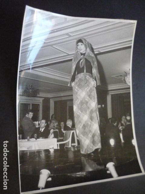 Fotograf&iacute;a antigua: MADRID DESFILE DE MODELOS PIERRE CARDIN ANTIGUA FOTOGRAFIA ORIGINAL 18 X 24 CM