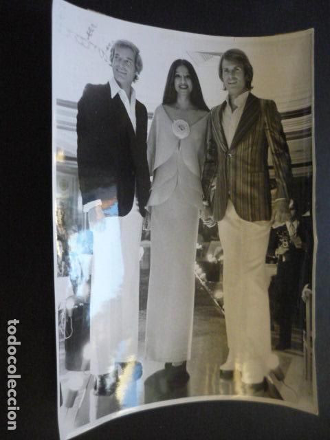 Fotografia antiga: MADRID DESFILE DE MODELOS PIERRE CARDIN ANTIGUA FOTOGRAFIA ORIGINAL 18 X 24 CM