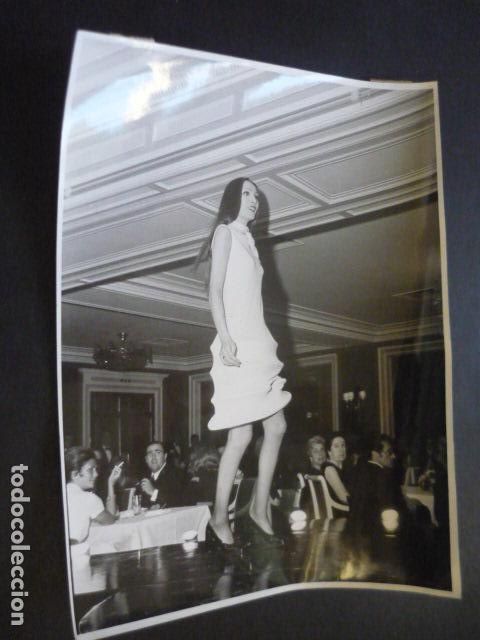 Fotografia antiga: MADRID DESFILE DE MODELOS PIERRE CARDIN ANTIGUA FOTOGRAFIA ORIGINAL 18 X 24 CM