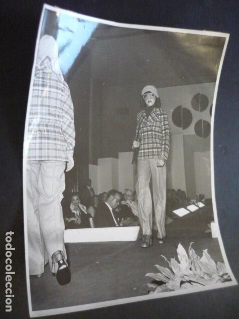 Fotografia antiga: MADRID DESFILE DE MODELOS LA MODA DEL SOL ANTIGUA FOTOGRAFIA ORIGINAL 18 X 24 CM