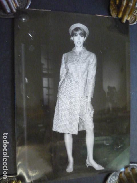 Photographie ancienne: BARCELONA DESFILE DE MODELOS I CERTAMEN MODA MASCULINA ANTIGUA FOTOGRAFIA ORIGINAL 18 X 13 CM