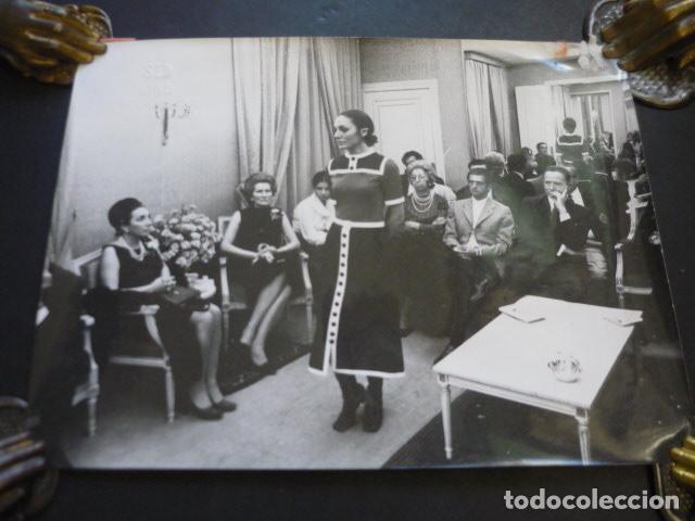Fotografia antiga: MADRID DESFILE DE MODELOS SCDAD ESP DIFUSION PRET A PORTER ANTIGUA FOTOGRAFIA ORIGINAL 18 X 24 CM