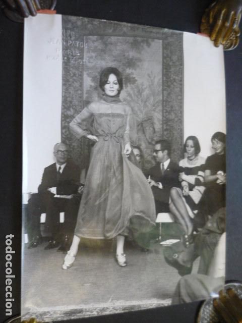 Fotograf&iacute;a antigua: MADRID DESFILE DE MODELOS SCDAD ESP DIFUSION PRET A PORTER ANTIGUA FOTOGRAFIA ORIGINAL 18 X 24 CM