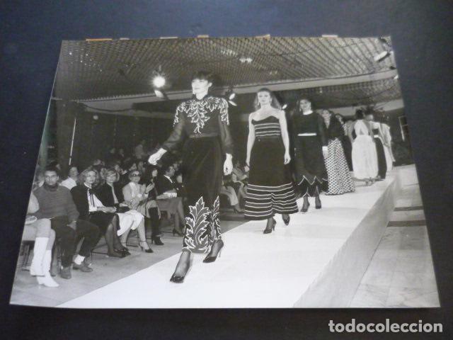 Fotograf&iacute;a antigua: MEXICO SEMANA DE LA MODA DESFILE MODELOS MARLU ESPA&Ntilde;A ANTIGUA FOTOGRAFIA ORIGINAL 18 X 24 CM