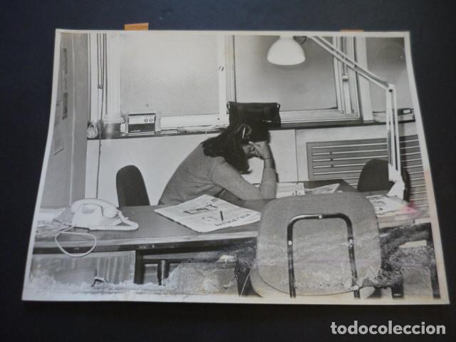 Fotograf&iacute;a antigua: MADRID SEDE DEL PARTIDO MC MOVIMIENTO COMUNISTA TRANSICION ANTIGUA FOTOGRAFIA ORIGINAL 18 X 24 CM