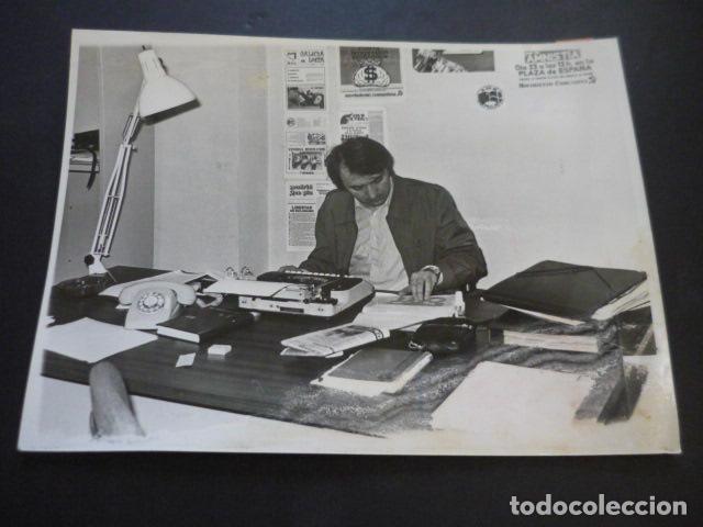 Fotografia antiga: MADRID SEDE DEL PARTIDO MC MOVIMIENTO COMUNISTA TRANSICION ANTIGUA FOTOGRAFIA ORIGINAL 18 X 24 CM