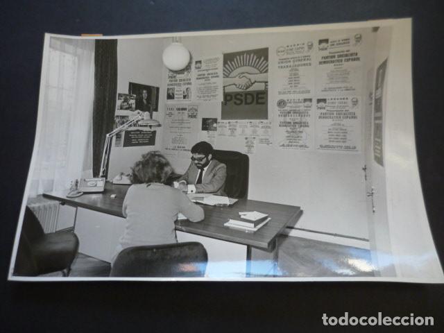 Fotografia antiga: MADRID SEDE DEL PARTIDO PSDE PARTIDO SOCIALISTA TRANSICION ANTIGUA FOTOGRAFIA ORIGINAL 18 X 24 CM