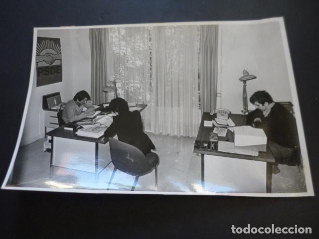 Photographie ancienne: MADRID SEDE DEL PARTIDO PSDE PARTIDO SOCIALISTA TRANSICION ANTIGUA FOTOGRAFIA ORIGINAL 18 X 24 CM