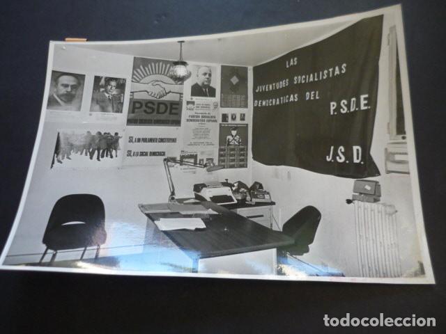 Fotografia antiga: MADRID SEDE DEL PARTIDO PSDE PARTIDO SOCIALISTA TRANSICION ANTIGUA FOTOGRAFIA ORIGINAL 18 X 24 CM