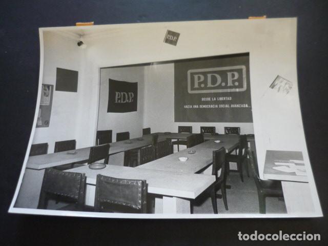 Fotograf&iacute;a antigua: MADRID SEDE PARTIDO DEMOCRATA POPULAR PDP TRANSICION ANTIGUA FOTOGRAFIA ORIGINAL 18 X 24 CM