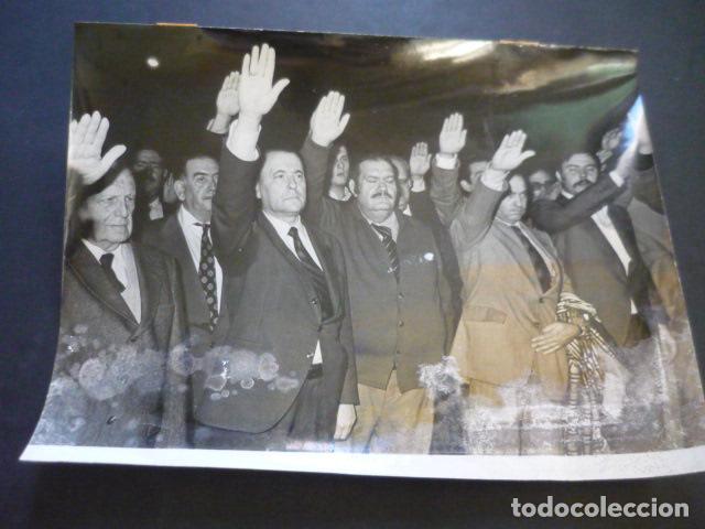 Fotografia antiga: MADRID MANIFESTACION FUERZA NUEVA BLAS PI&Ntilde;AR ANTIGUA FOTOGRAFIA 18 X 24 CM