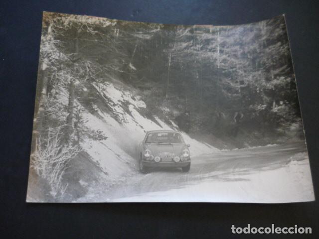 Fotografia antica: RALLYE DE MONTECARLO 1968 AUTOMOVILISMO PILOTO LAINE ANTIGUA FOTOGRAFIA 18 X 24 CM