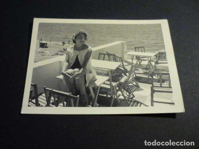 Fotograf&iacute;a antigua: ALMERIA CHICA EN LA PLAYA ANTIGUA FOTOGRAFIA ORIGINAL 7,5 X 10,5 CM