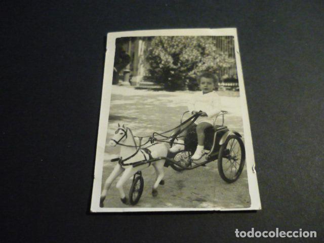 Fotograf&iacute;a antigua: NI&Ntilde;A EN COCHE DE JUGUETE ANTIGUA FOTOGRAFIA A&Ntilde;OS 1930 6 X 9 CM
