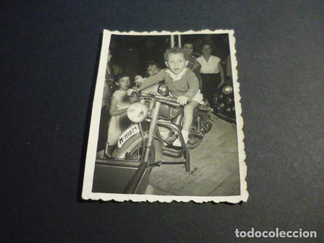 Fotograf&iacute;a antigua: NI&Ntilde;O EN MOTO ATRACCION DE FERIA CARRUSEL ANTIGUA FOTOGRAFIA A&Ntilde;OS 1930 6 X 8 CM