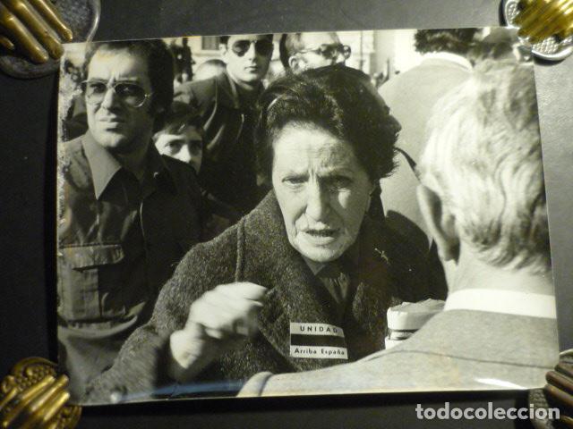 Fotografia antica: PILAR PRIMO DE RIVERA EN MADRID PLAZA DE ORIENTE MANIFESTACION ANTIGUA FOTOGRAFIA 24 X 18 CM