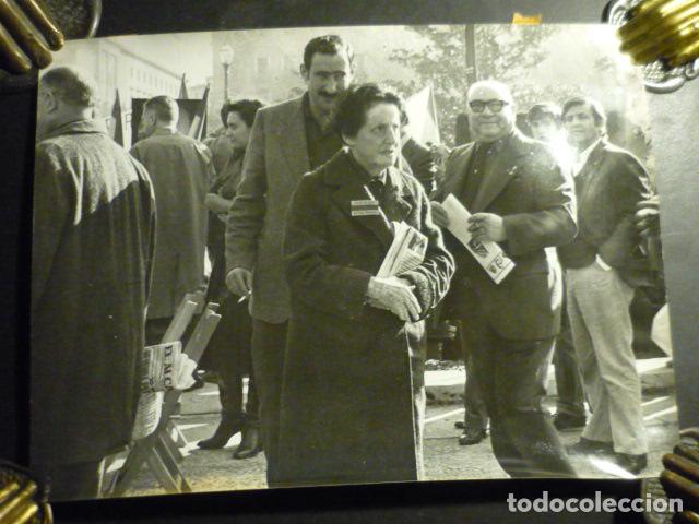 Fotografia antiga: PILAR PRIMO DE RIVERA EN MADRID PLAZA DE ORIENTE MANIFESTACION ANTIGUA FOTOGRAFIA 24 X 18 CM