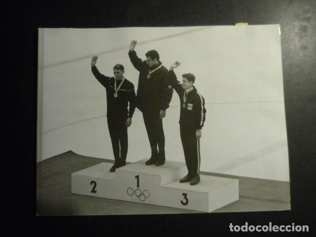 Fotograf&iacute;a antigua: ALAIN CALMAT CAMPEON MUNDIAL PATINAJE ARTISTICO ANTIGUA FOTOGRAFIA ORIGINAL 18 X 24 CM
