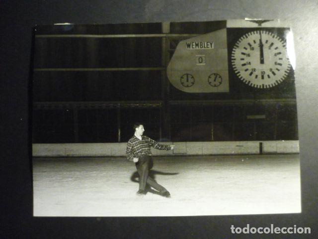 Fotograf&iacute;a antigua: ALAIN CALMAT CAMPEON MUNDIAL PATINAJE ARTISTICO ANTIGUA FOTOGRAFIA ORIGINAL 18 X 24 CM