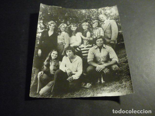 Fotograf&iacute;a antigua: CON OCHO BASTA SERIE TELEVISION ESPA&Ntilde;OLA ANTIGUA FOTOGRAFIA ORIGINAL 18 X 13 CM