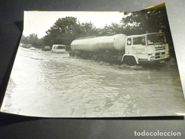 Alte Fotografie: EL PARDO MADRID INUNDACIONES CAMION CISTERNA NTIGUA FOTOGRAFIA ORIGINAL 24 X 18 CM