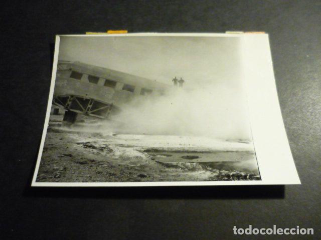 Alte Fotografie: MADRID AEROPUERTO DE BARAJAS EXTINCION INCENDIO AVION JUNKER 52 ANTIGUA FOTOGRAFIA 12 X 8,5 CM