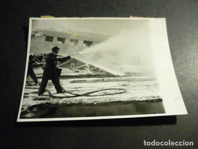 Fotograf&iacute;a antigua: MADRID AEROPUERTO DE BARAJAS EXTINCION INCENDIO AVION JUNKER 52 ANTIGUA FOTOGRAFIA 12 X 8,5 CM