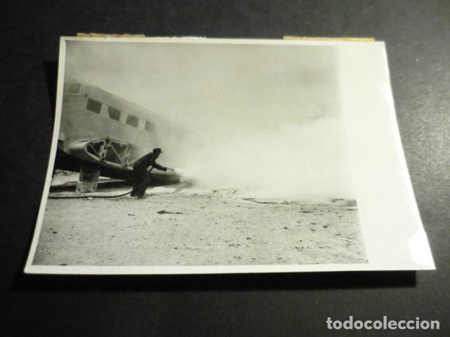 Antique Photography: MADRID AEROPUERTO DE BARAJAS EXTINCION INCENDIO AVION JUNKER 52 ANTIGUA FOTOGRAFIA 12 X 8,5 CM