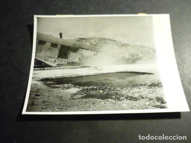 Fotografia antiga: MADRID AEROPUERTO DE BARAJAS EXTINCION INCENDIO AVION JUNKER 52 ANTIGUA FOTOGRAFIA 12 X 8,5 CM