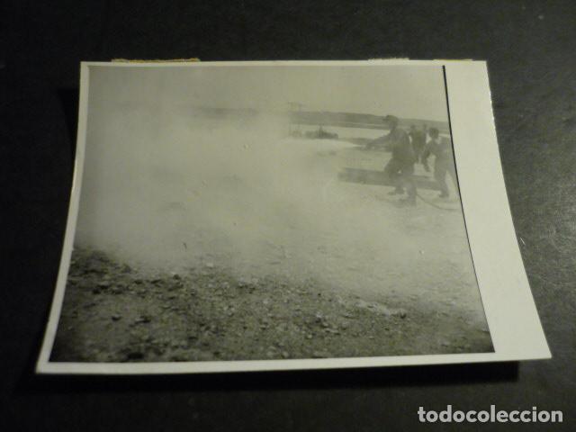 Antique Photography: MADRID AEROPUERTO DE BARAJAS EXTINCION INCENDIO AVION JUNKER 52 ANTIGUA FOTOGRAFIA 12 X 8,5 CM